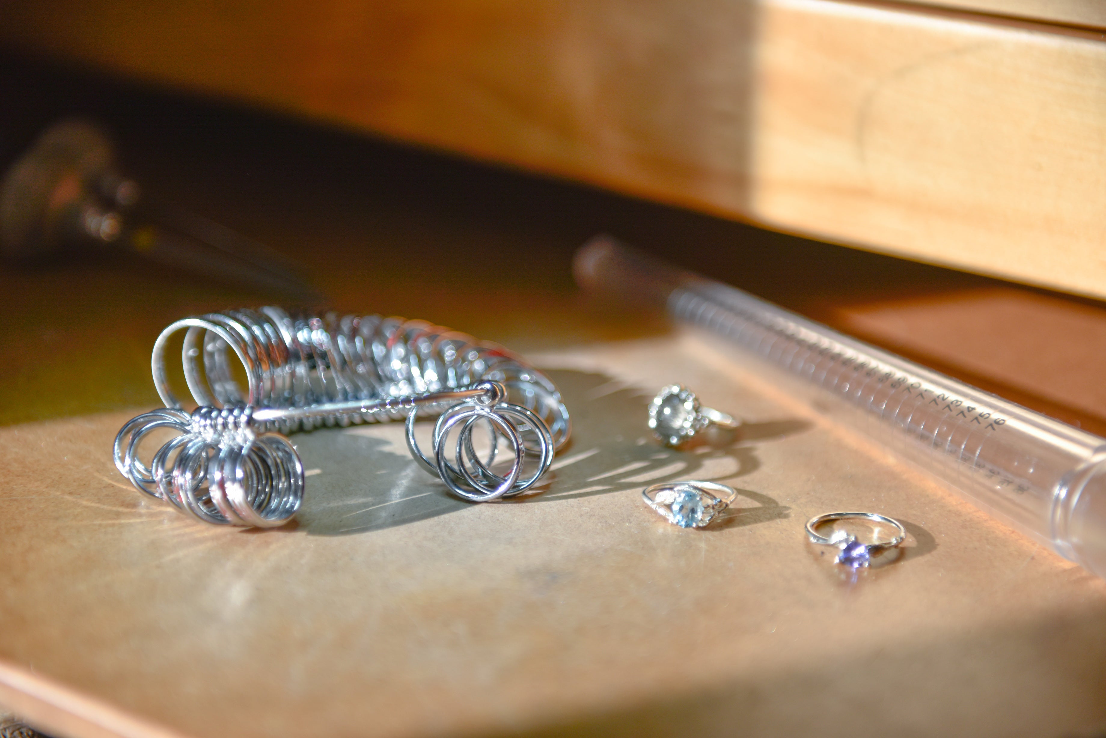 Guida alle taglie prendere misura anelli gioielli artigianali Aurora Bariletti