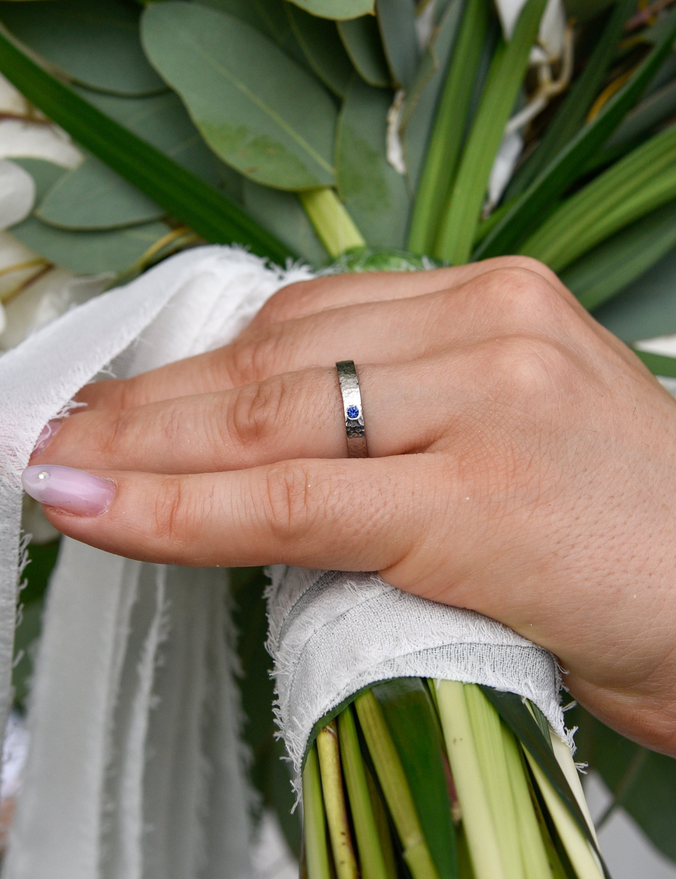 Fede nuziale create su misura da Aurora Bariletti a Riva del Garda, indossata dalla sposa nel giorno del matrimonio. 