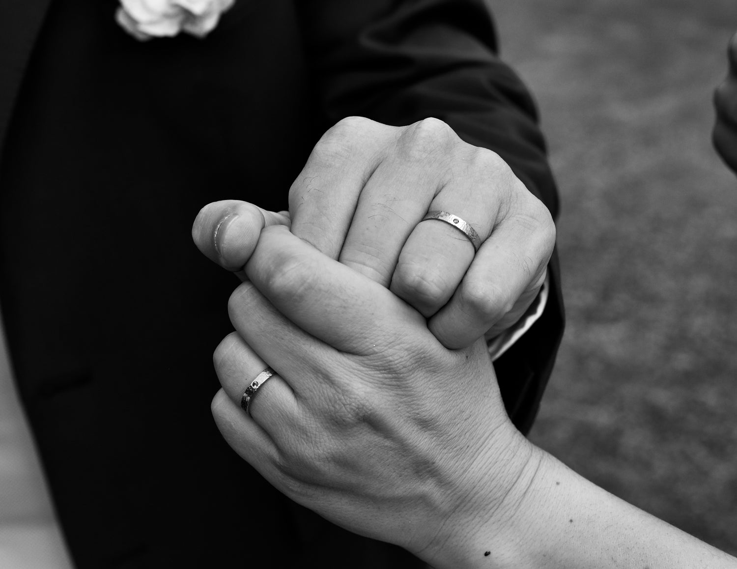 Fedi nuziali su misura personalizzate da Aurora Bariletti. Gioielli artigianali per futuri sposi, creati nel laboratorio orafo di Riva del Garda.