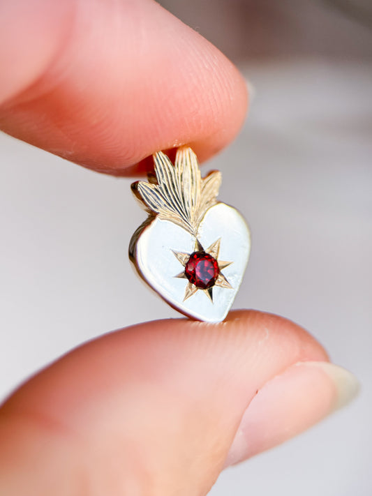 Collana cuore sacro in oro giallo 9kt e granato rosso incastonato a stella. Gioiello esclusivo creato da Aurora Bariletti nel suo laboratorio a riva del garda, italia.