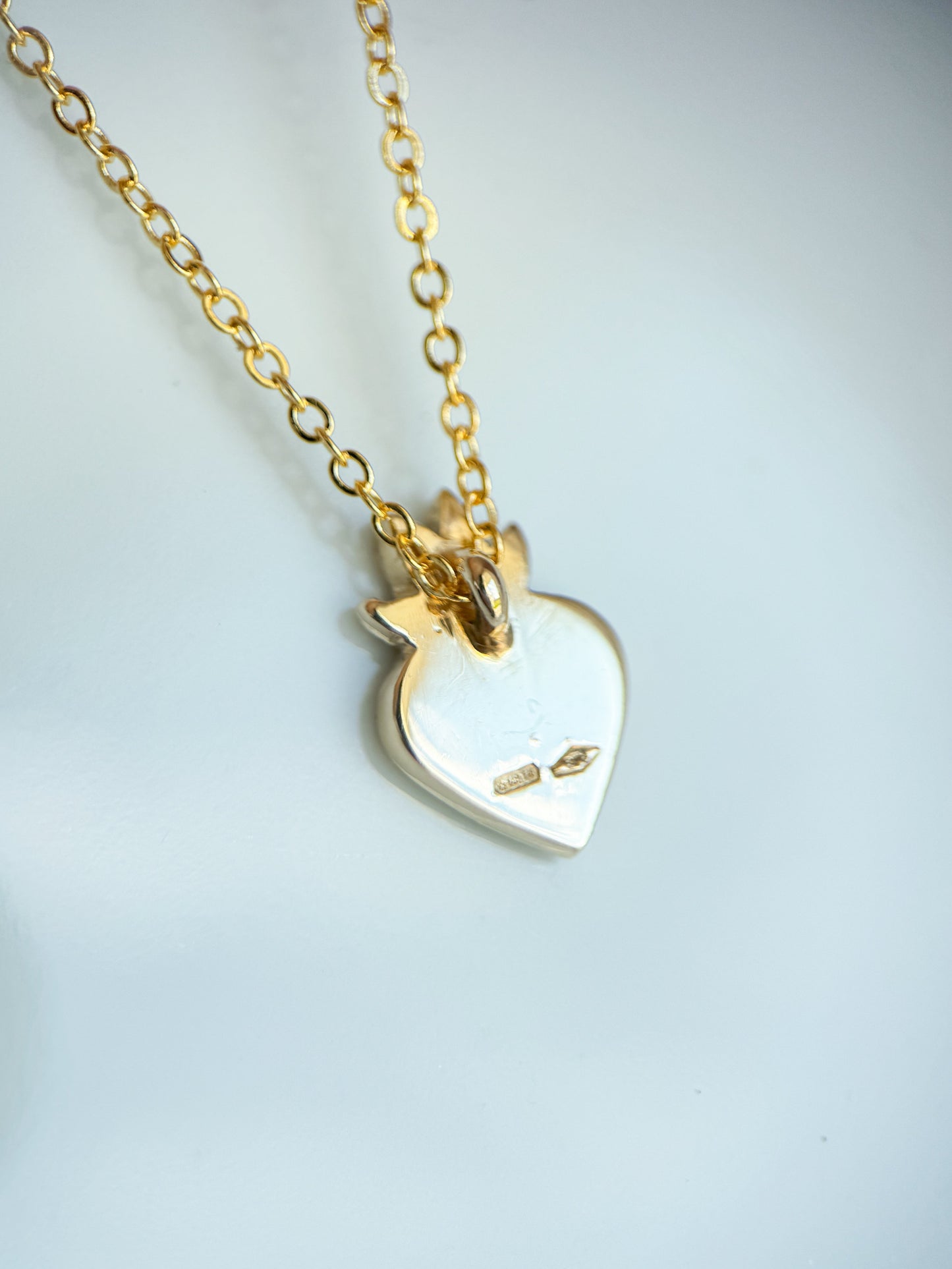 Retro della collana con cuore sacro in oro giallo 9kt e granato rosso incastonato a stella. Gioiello esclusivo creato da Aurora Bariletti nel suo laboratorio a riva del garda, italia.