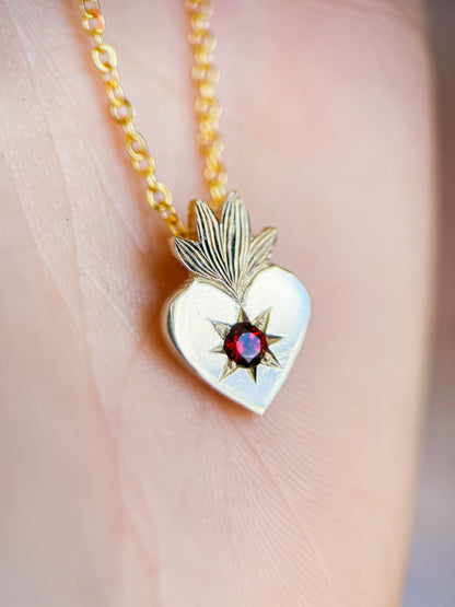 Collana cuore sacro in oro giallo 9kt e granato rosso incastonato a stella. Gioiello esclusivo creato da Aurora Bariletti nel suo laboratorio a riva del garda, italia.
