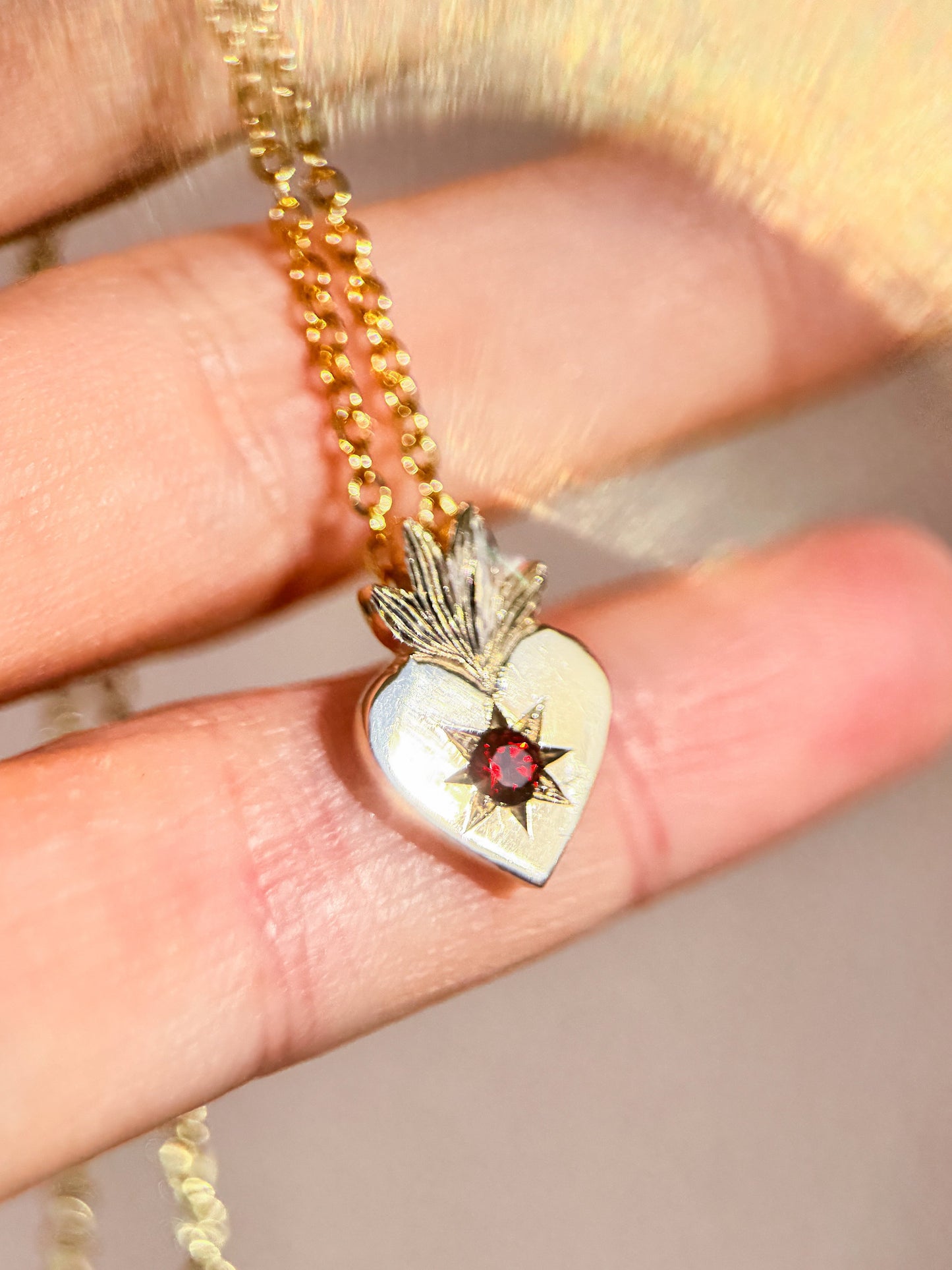 Cuore sacro · oro giallo e granato