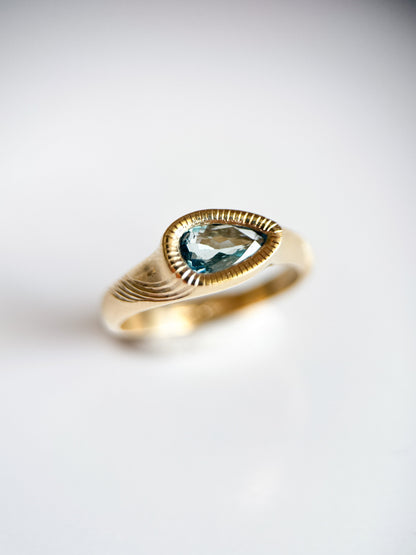 Anello in oro giallo 9kt e acquamarina taglio a goccia con incisioni luminose fatte a mano. Gioiello esclusivo creato da Aurora Bariletti nel suo laboratorio a riva del garda, italia.