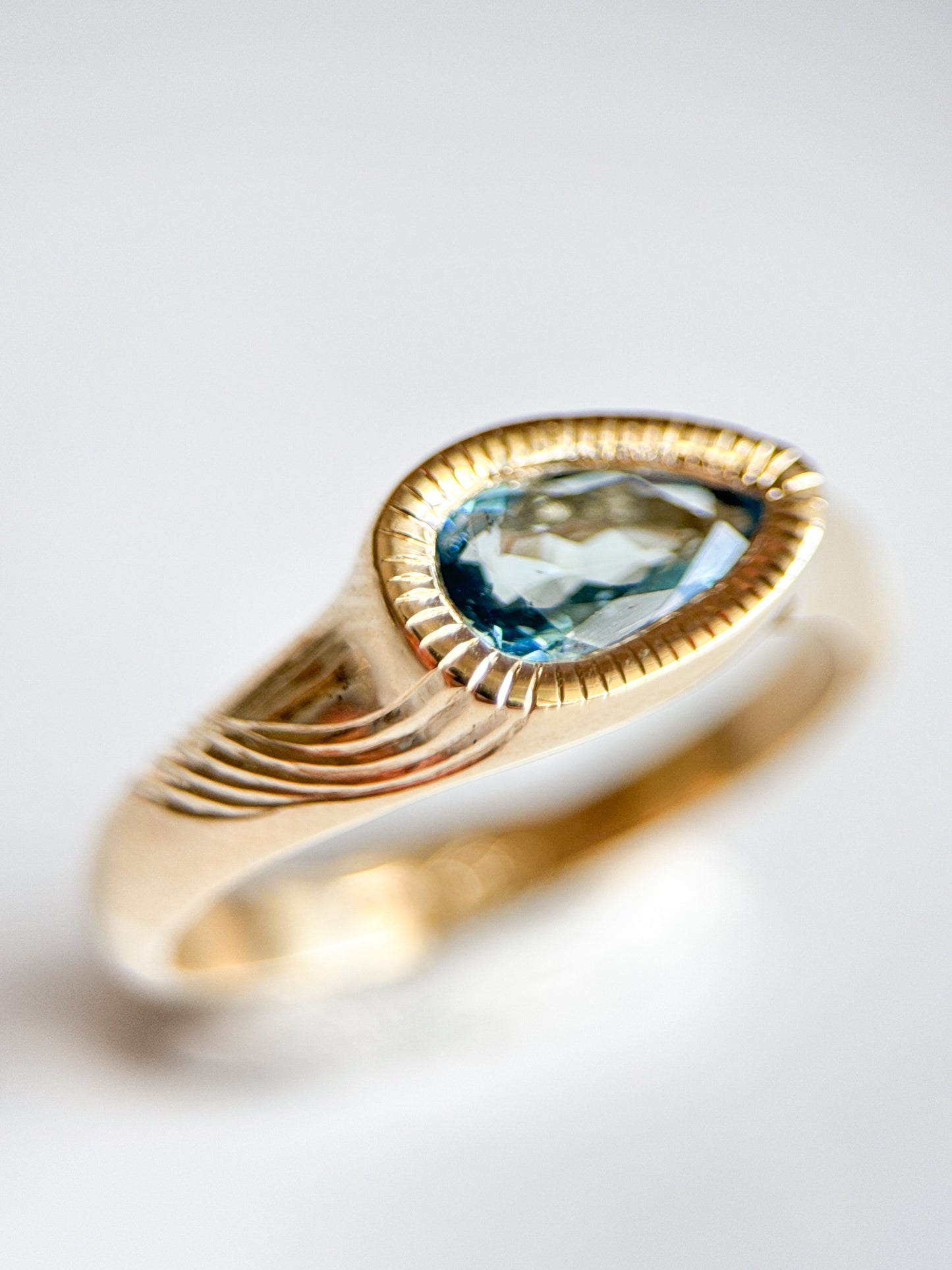 Anello in oro giallo 9kt e acquamarina taglio a goccia con incisioni luminose fatte a mano. Gioiello esclusivo creato da Aurora Bariletti nel suo laboratorio a riva del garda, italia.