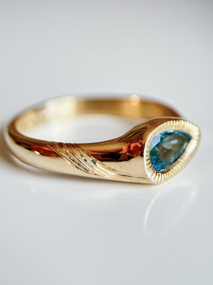 Anello in oro giallo 9kt e acquamarina taglio a goccia con incisioni luminose fatte a mano. Gioiello esclusivo creato da Aurora Bariletti nel suo laboratorio a riva del garda, italia.