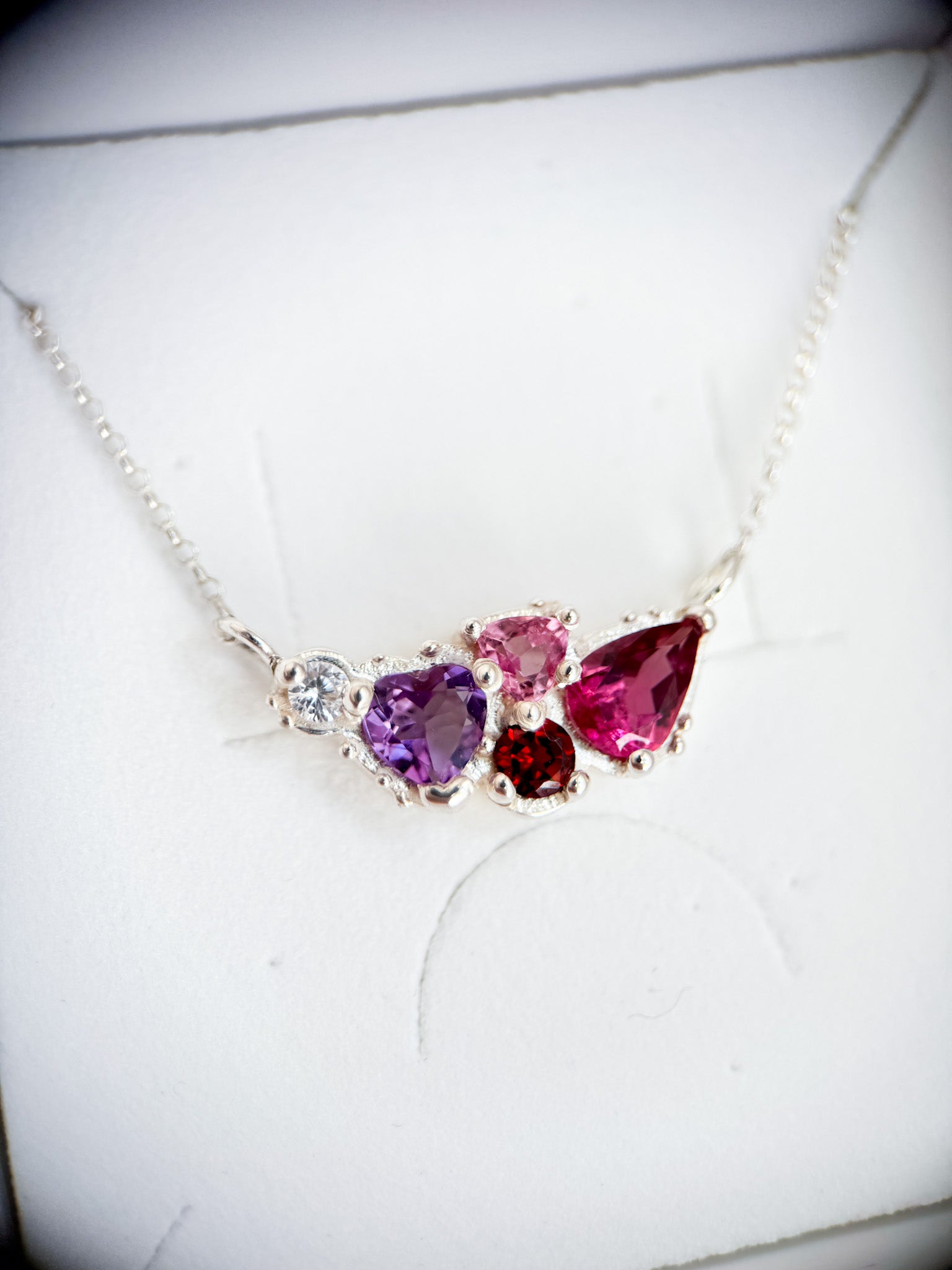 Aurora Bariletti gioielli personalizzati su misura collana cluster con gemme semipreziose laboratorio orafo riva del garda