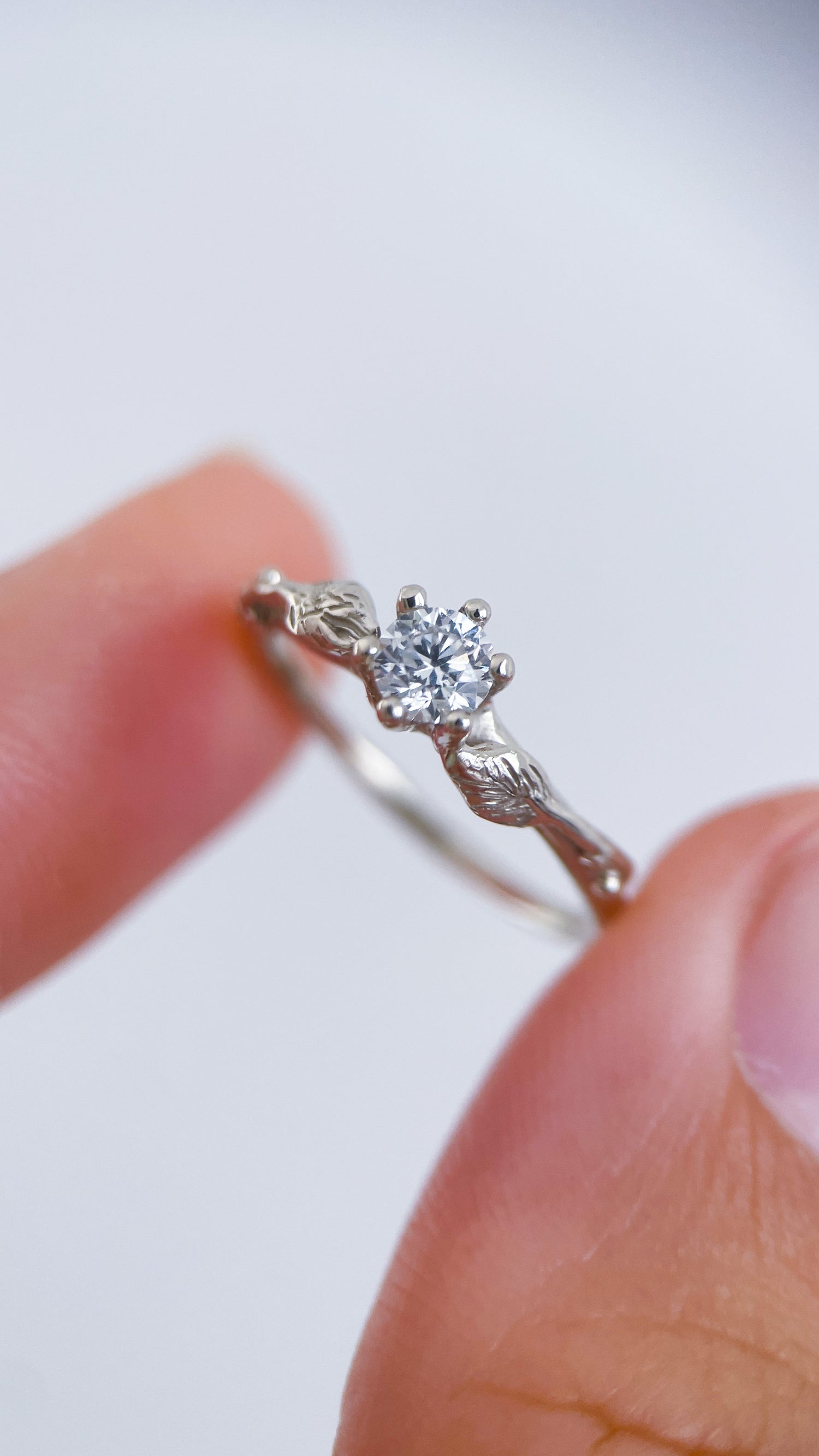 Anello di fidanzamento oro bianco e diamante creato da Aurora Bariletti. Gioiello artigianale per proposta di matrimonio, creato nel laboratorio orafo di Riva del Garda.