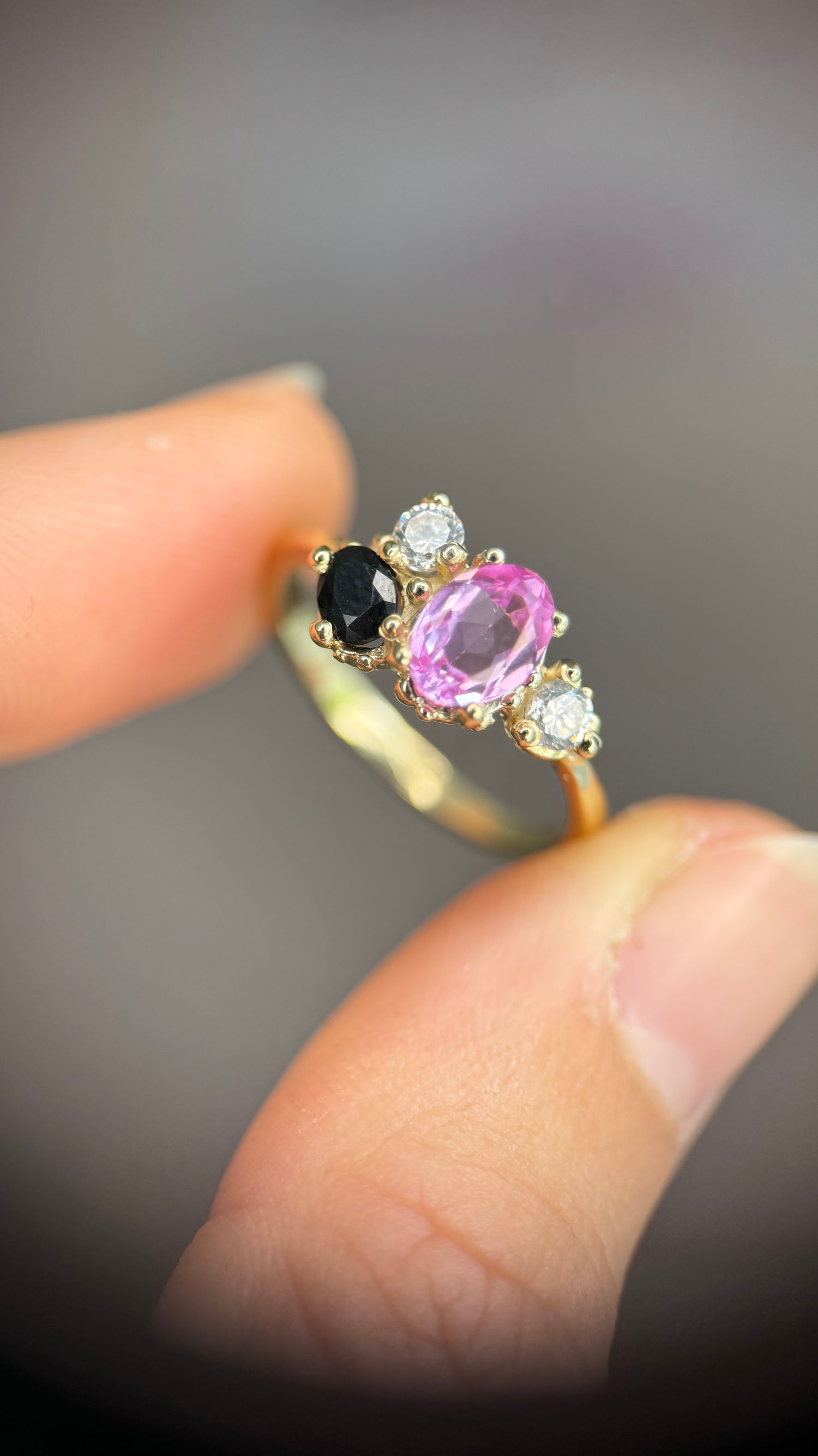 Anello in oro realizzato su misura da Aurora Bariletti con pietre recuperate dagli anelli delle nonne della cliente, simbolo di memoria e rinascita. Gioiello artigianale creato nel laboratorio orafo di Riva del Garda.