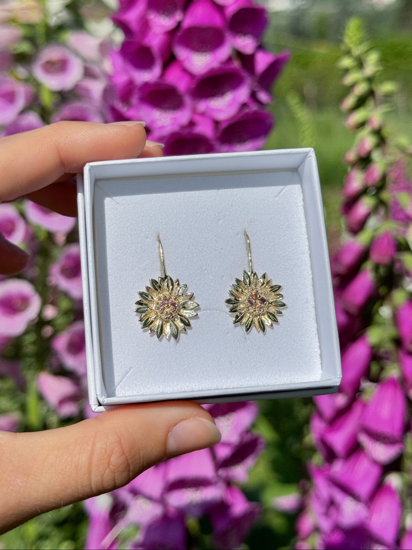 Orecchini artigianali a forma di girasole realizzati su misura da Aurora Bariletti in oro giallo e zaffiri.