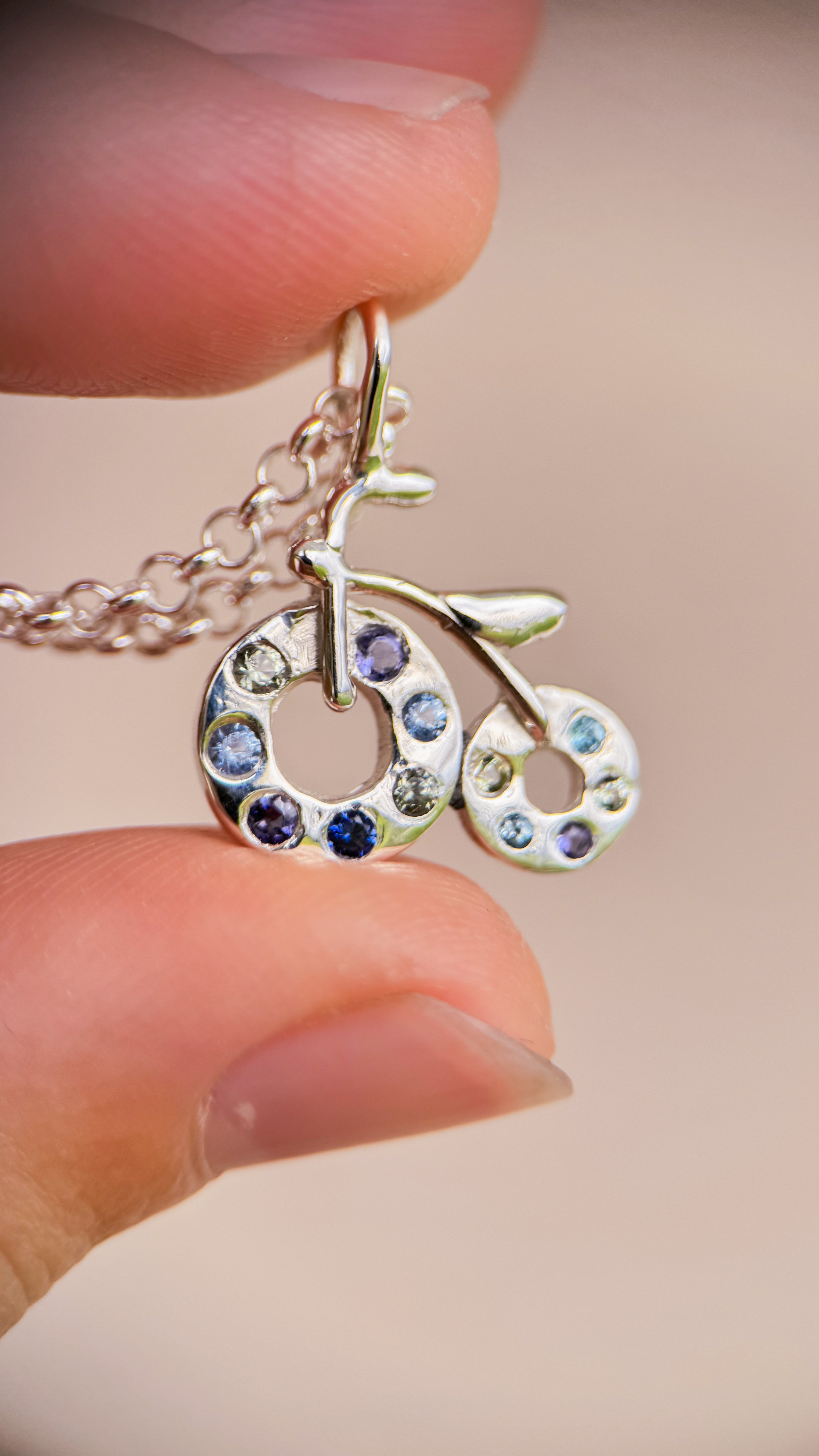 Gioiello in argento e gemme naturali ispirato ad un vecchio gioiello di bigiotteria della cliente e ricreato con metalli preziosi. Aurora Bariletti Gioielli.