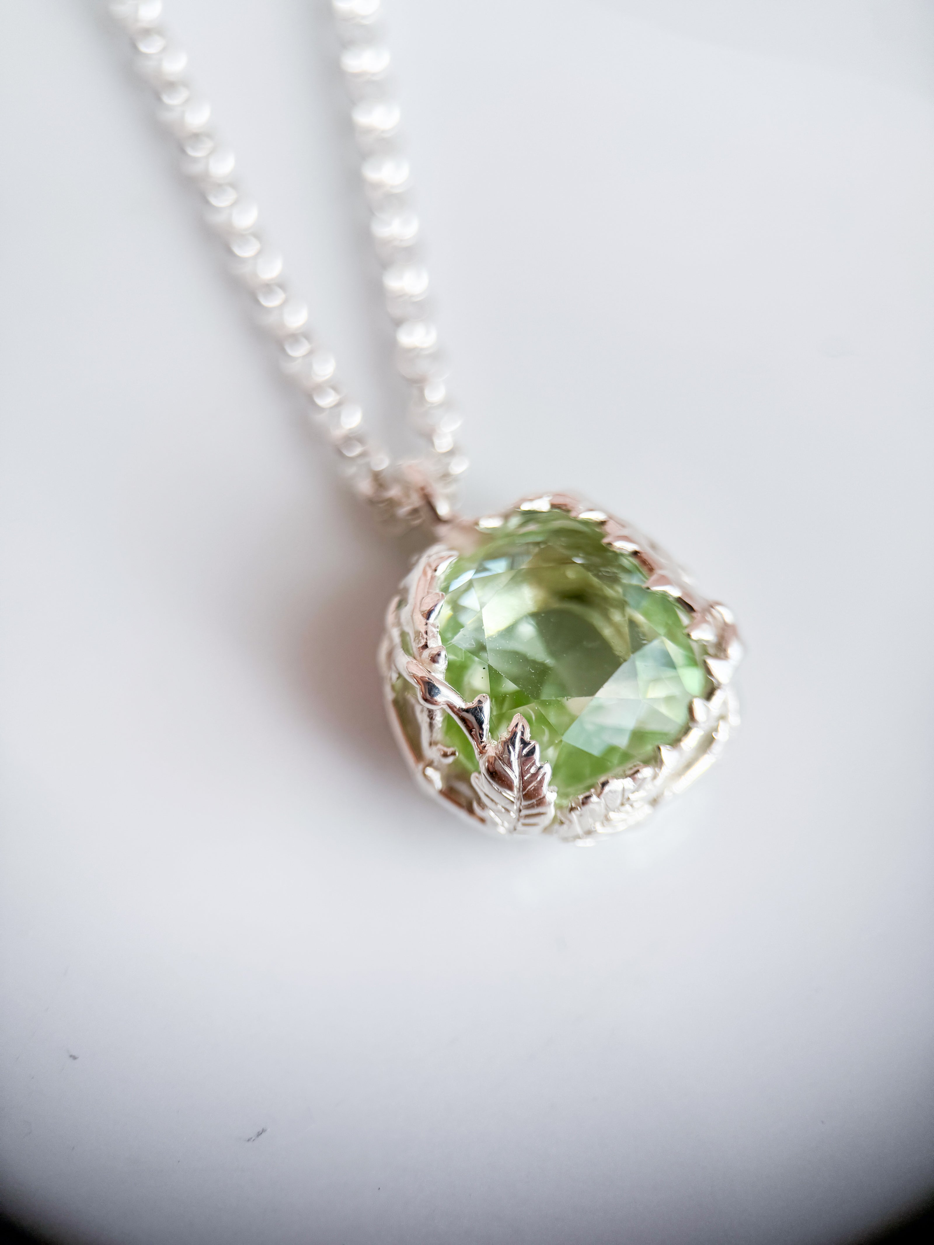 Collana con pietra della cliente e montatura in argento ispirata alla rosa. Su commissione. Design e creazione di Aurora Bariletti.