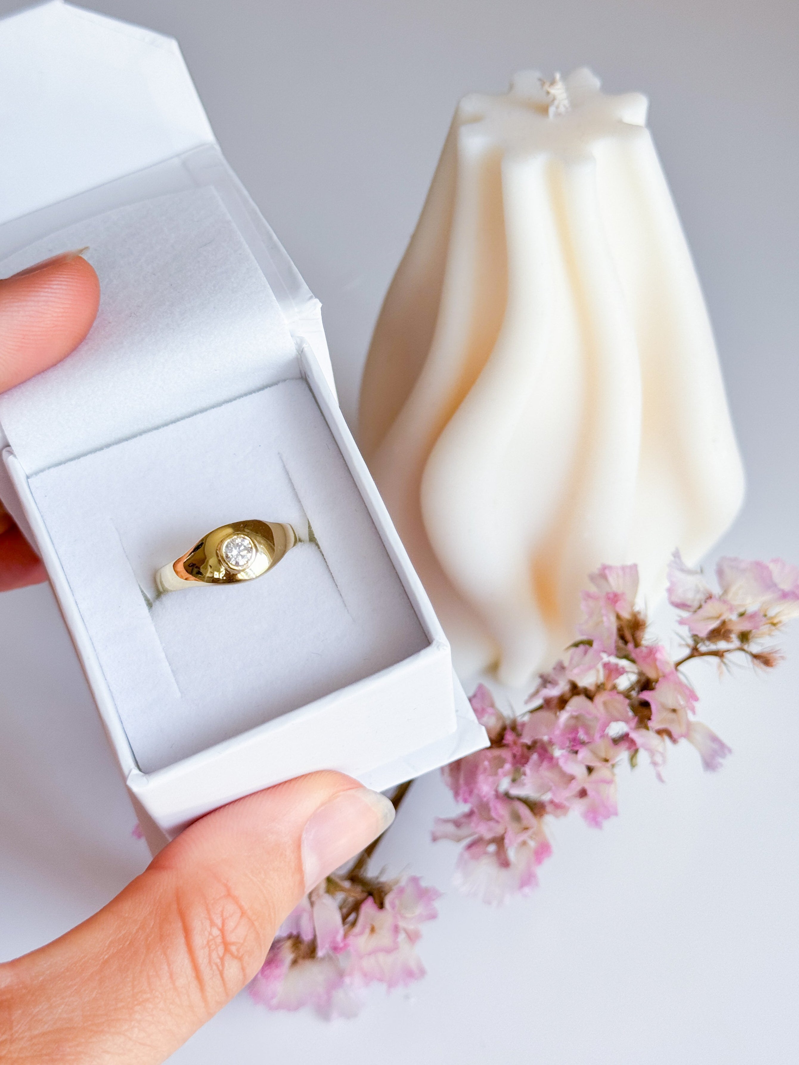 Anello di fidanzamento in oro realizzato su misura oro giallo e diamante da Aurora Bariletti. Gioiello artigianale creato nel laboratorio orafo di Riva del Garda.