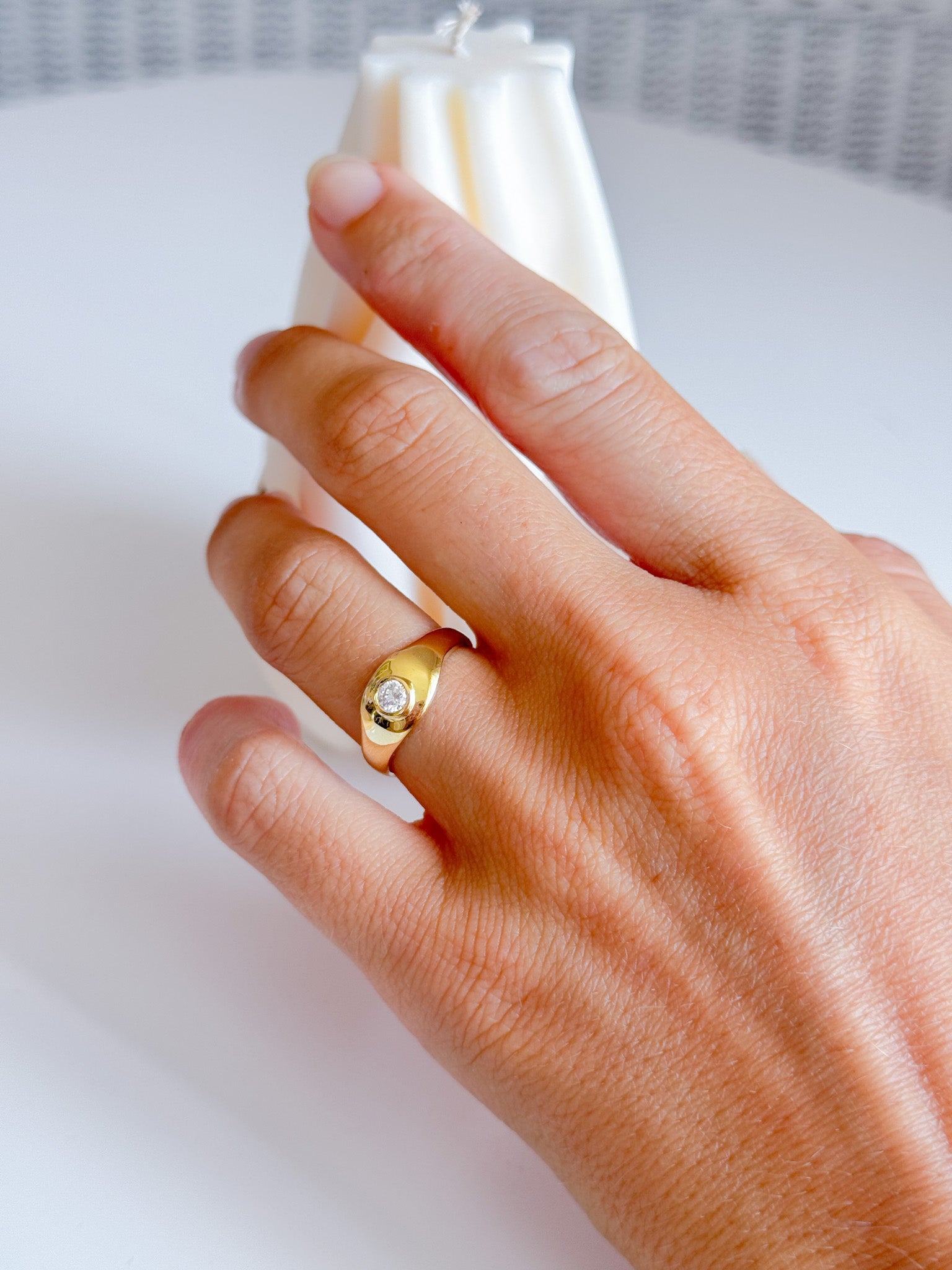 Anello di fidanzamento dallo stile vintage in oro giallo con diamante, creato dall'orafa Aurora Bariletti. Gioiello artigianale personalizzato su misura.