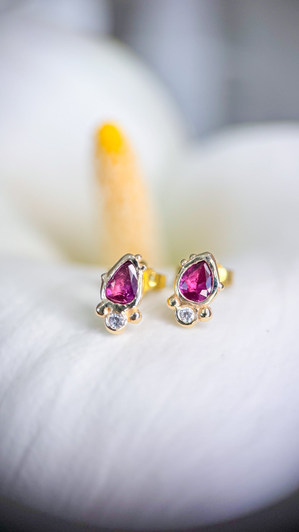 Aurora Bariletti gioielli personalizzati su misura orecchini oro con pietre recuperate da vecchi gioielli della cliente 