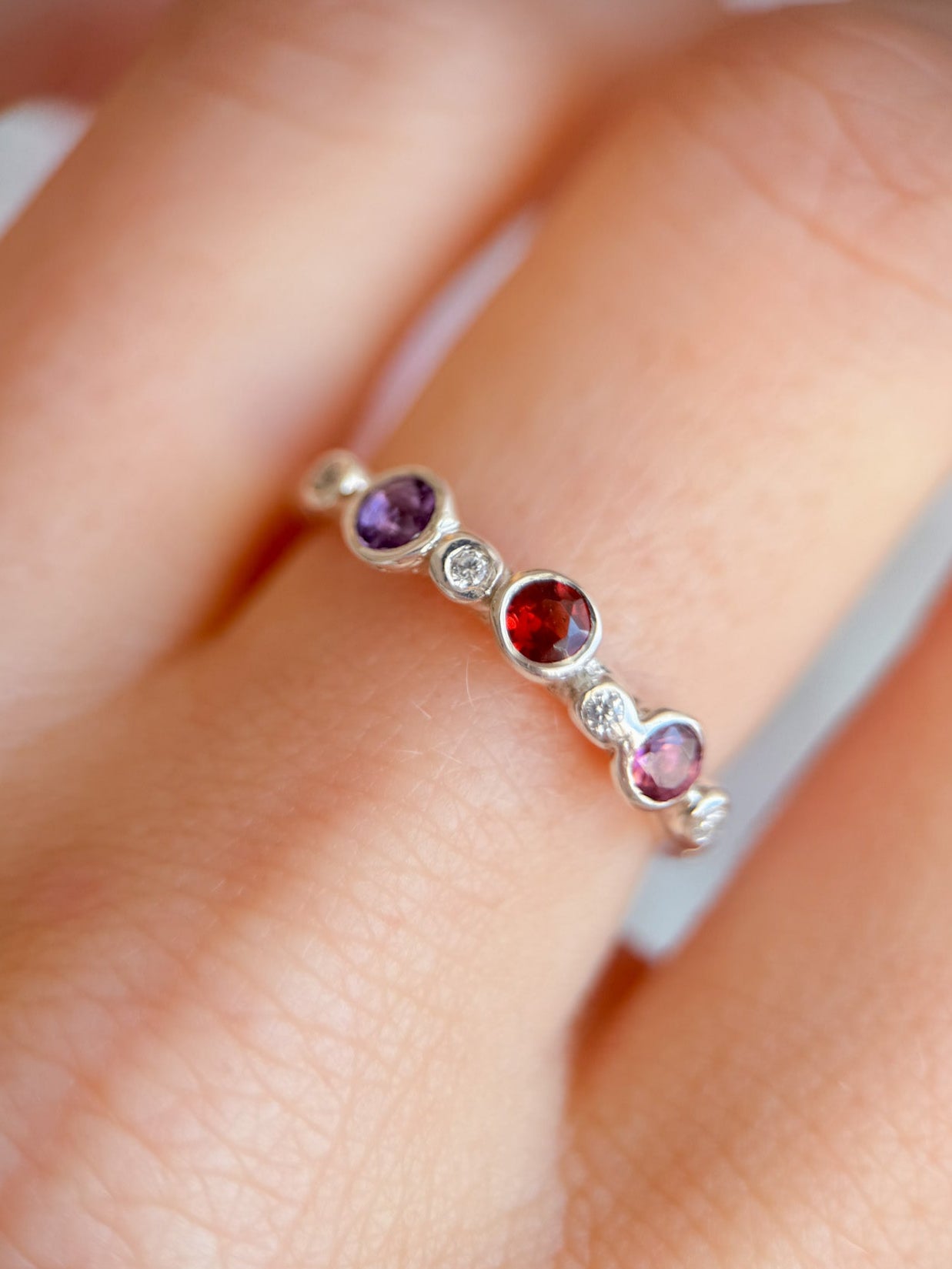 Anello con pietre semipreziose naturali realizzato su commissione su misura da Aurora Bariletti.