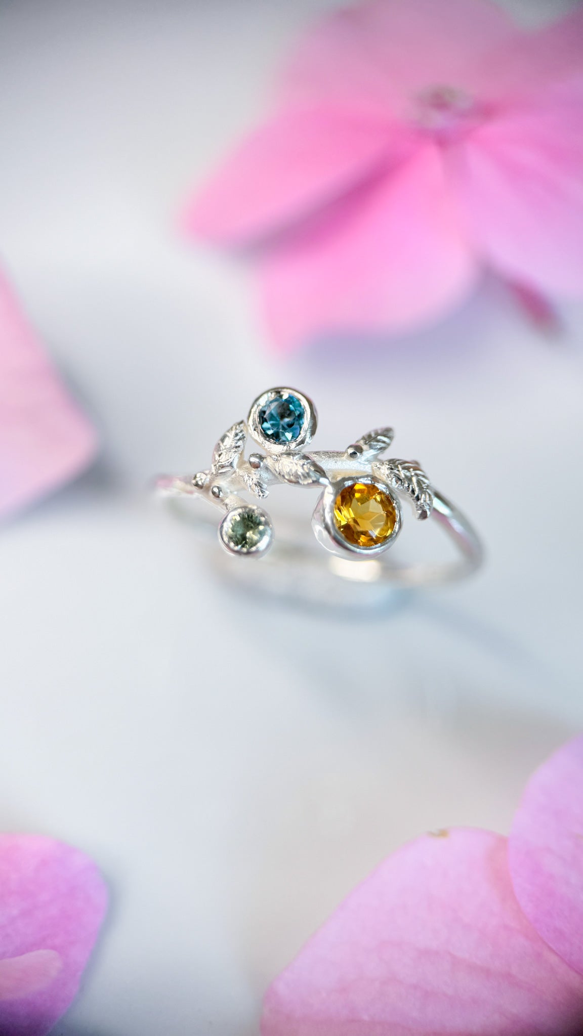 Anello personalizzato in argento con tre pietre che simboleggiano i figli della cliente. Design e realizzazione di Aurora Bariletti.