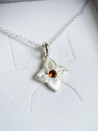 Pendente realizzato a mano libera da Aurora Bariletti, con quarzo citrino al centro. I tagli obliqui sui petali giocano con la luce, creando un piccolo gioiello luminoso e unico.