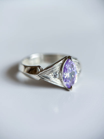Anello realizzato a mano da Aurora Bariletti. Le incisioni e l’ametista a taglio marquise catturano la luce naturale, rendendo il gioiello elegante e luminoso.