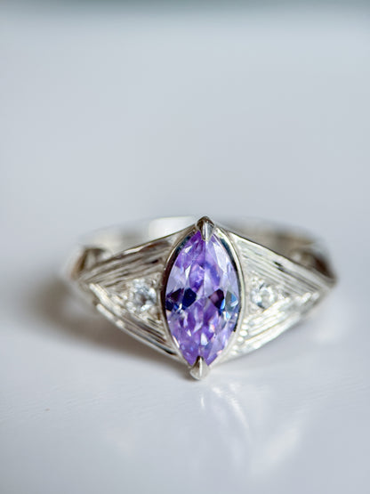 Anello realizzato a mano da Aurora Bariletti. Le incisioni e l’ametista a taglio marquise catturano la luce naturale, rendendo il gioiello elegante e luminoso.