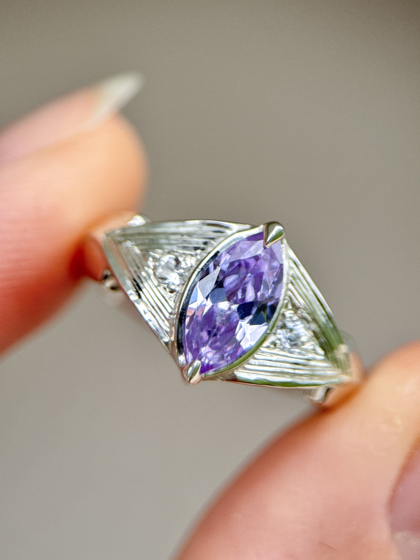 Anello realizzato a mano da Aurora Bariletti. Le incisioni e l’ametista a taglio marquise catturano la luce naturale, rendendo il gioiello elegante e luminoso.
