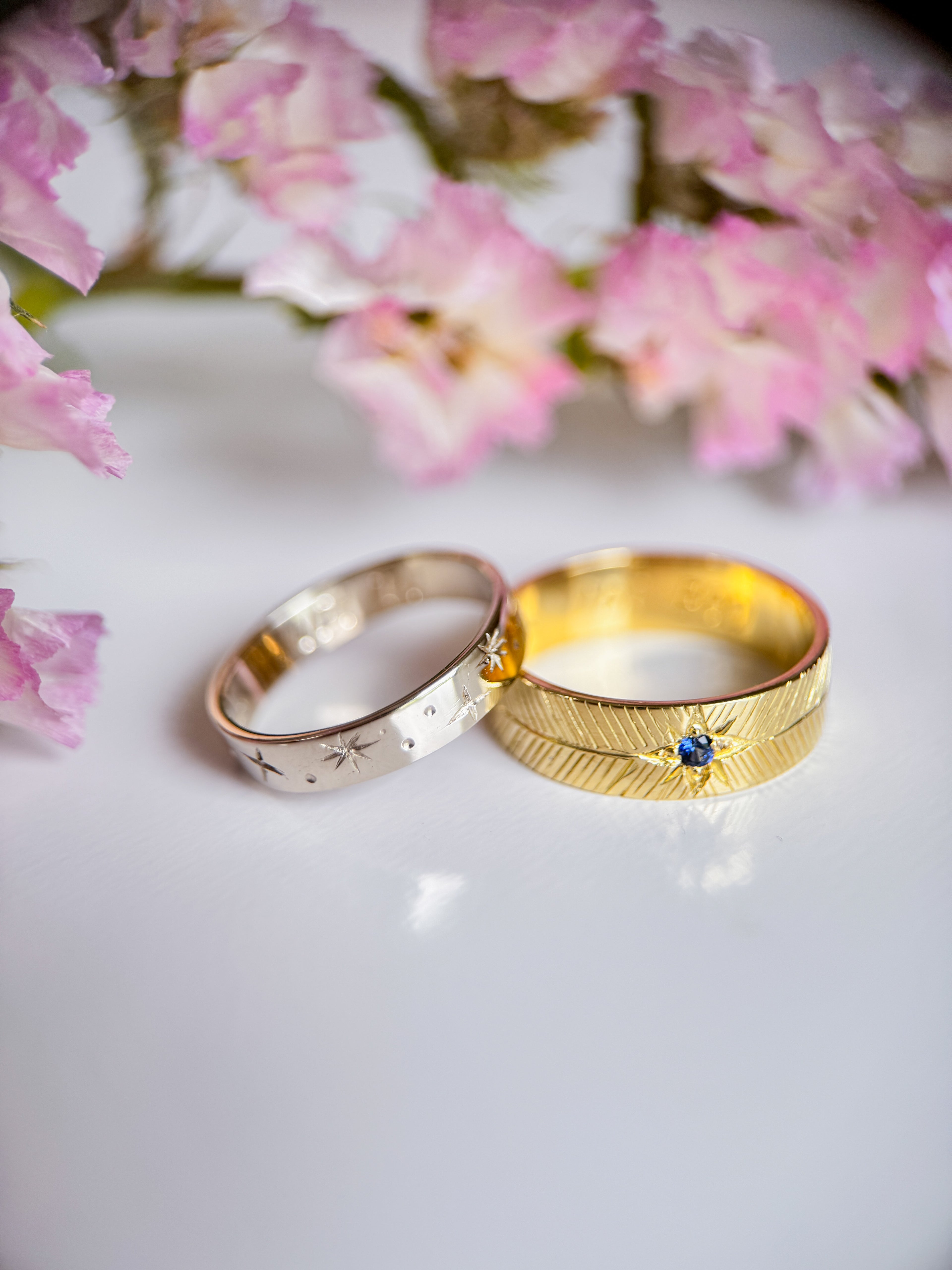 Fedi nuziali su misura oro giallo e oro bianco create e personalizzate da Aurora Bariletti. Gioielli artigianali per futuri sposi, creati nel laboratorio orafo di Riva del Garda.