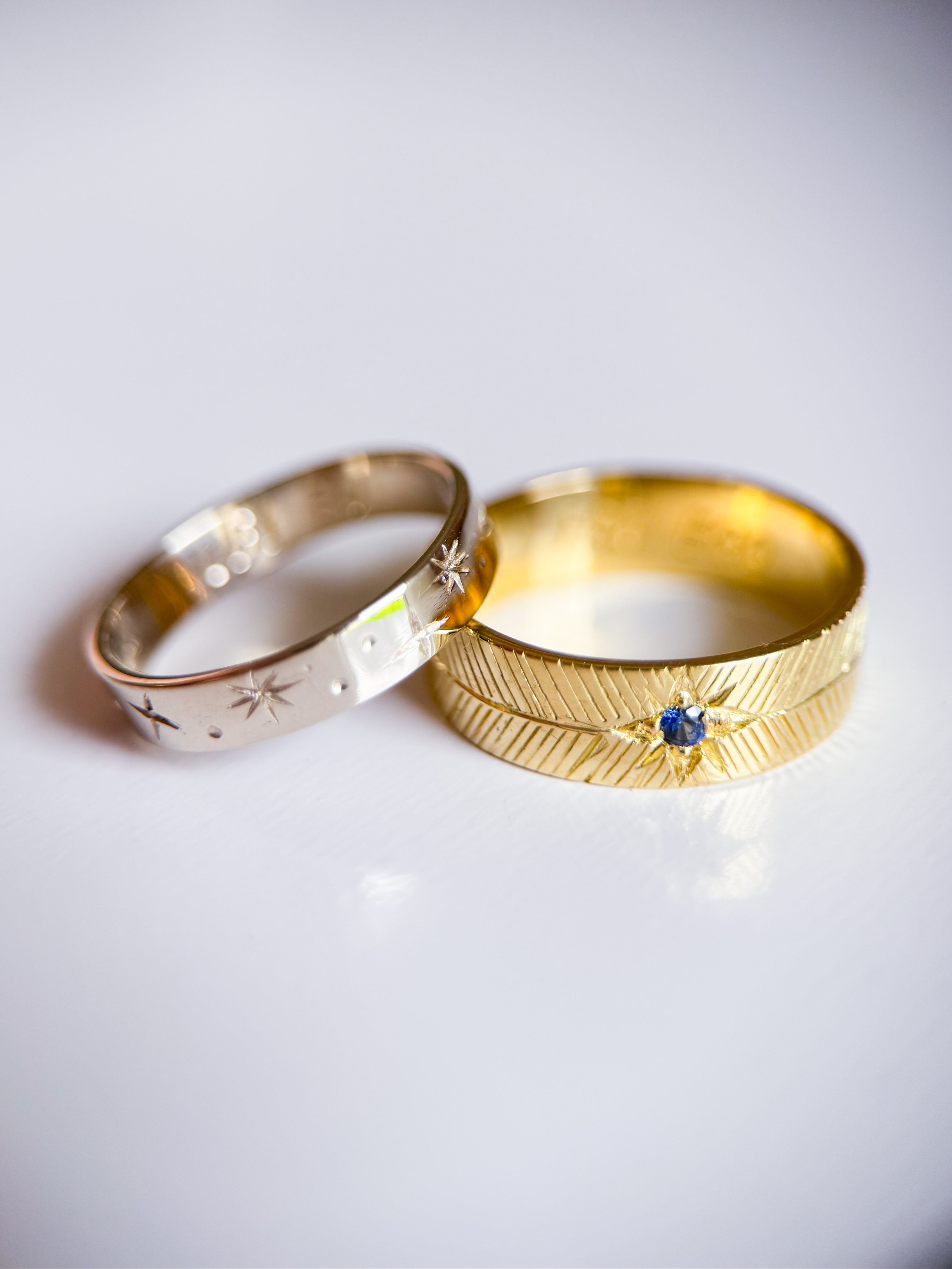 Fedi nuziali artigianali su misura realizzate da Aurora Bariletti laboratorio orafo a riva del garda. In oro bianco e oro giallo con incisioni personalizzate.