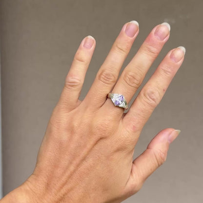 Video dell'anello realizzato a mano da Aurora Bariletti. Le incisioni e l’ametista a taglio marquise catturano la luce naturale, rendendo il gioiello elegante e luminoso.