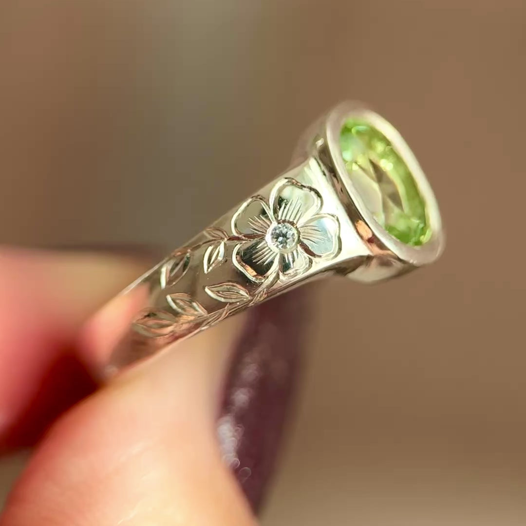 Video anello in argento 925 con tormalina verde ovale e incisioni floreali eseguite a mano sul gambo. Realizzato da Aurora Bariletti nel suo laboratorio a riva del garda, italia.
