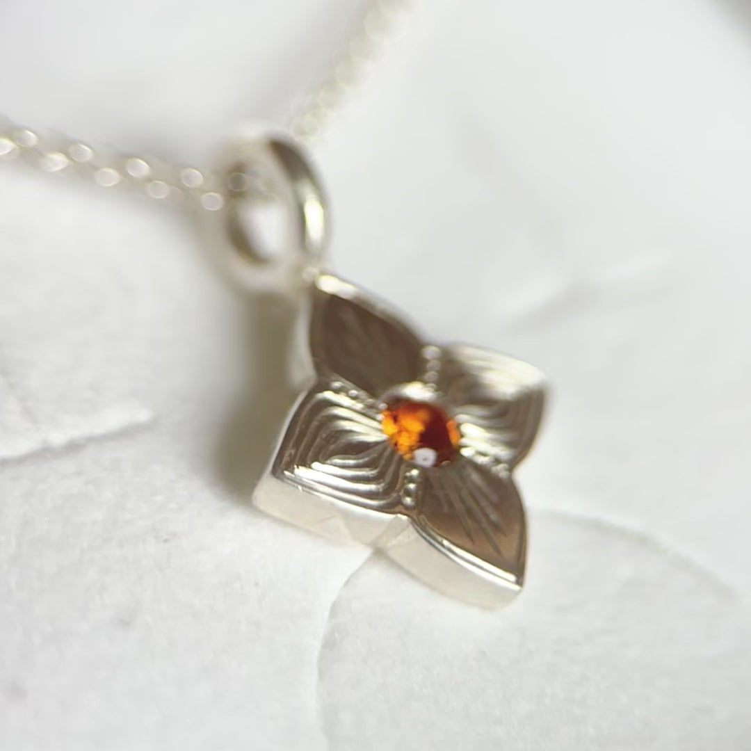 Video del pendente realizzato a mano libera da Aurora Bariletti, con quarzo citrino al centro. I tagli obliqui sui petali giocano con la luce, creando un piccolo gioiello luminoso e unico.