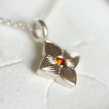 Video del pendente realizzato a mano libera da Aurora Bariletti, con quarzo citrino al centro. I tagli obliqui sui petali giocano con la luce, creando un piccolo gioiello luminoso e unico.