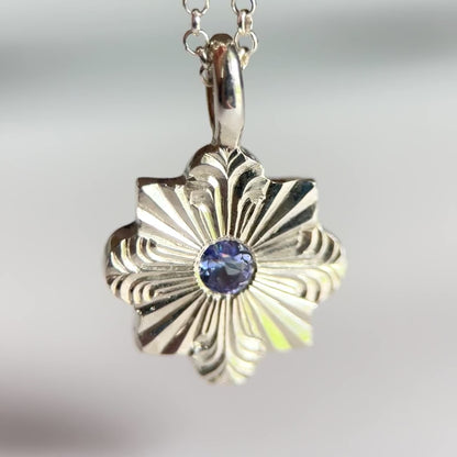 Video pendente inciso a mano libera da Aurora Bariletti, con tanzanite al centro. I tagli dritti e curvi evocano la forma di un fiocco di neve.
