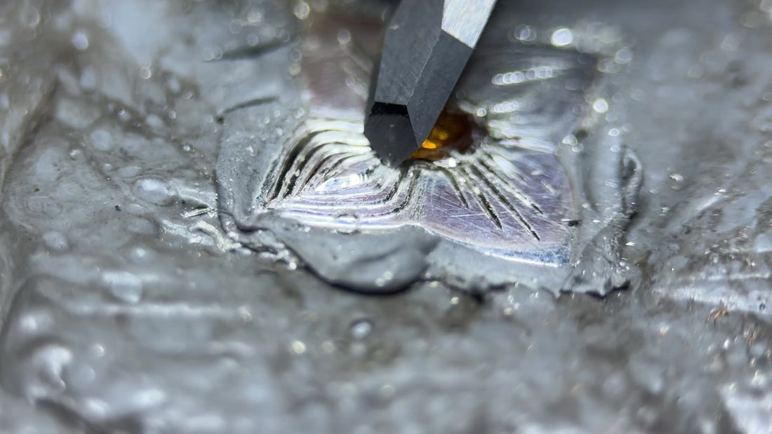 Gioielli esclusivi in quantità limitate, pezzi unici preziosi da custodire. Work in progress sul lavoro di incisione di Aurora Bariletti di uno di questi pezzi unici. 