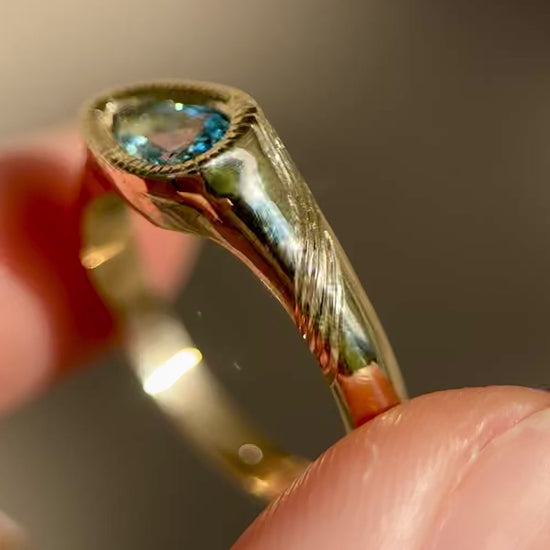 Video dell'anello in oro giallo 9kt e acquamarina taglio a goccia con incisioni luminose fatte a mano. Gioiello esclusivo creato da Aurora Bariletti nel suo laboratorio a riva del garda, italia.